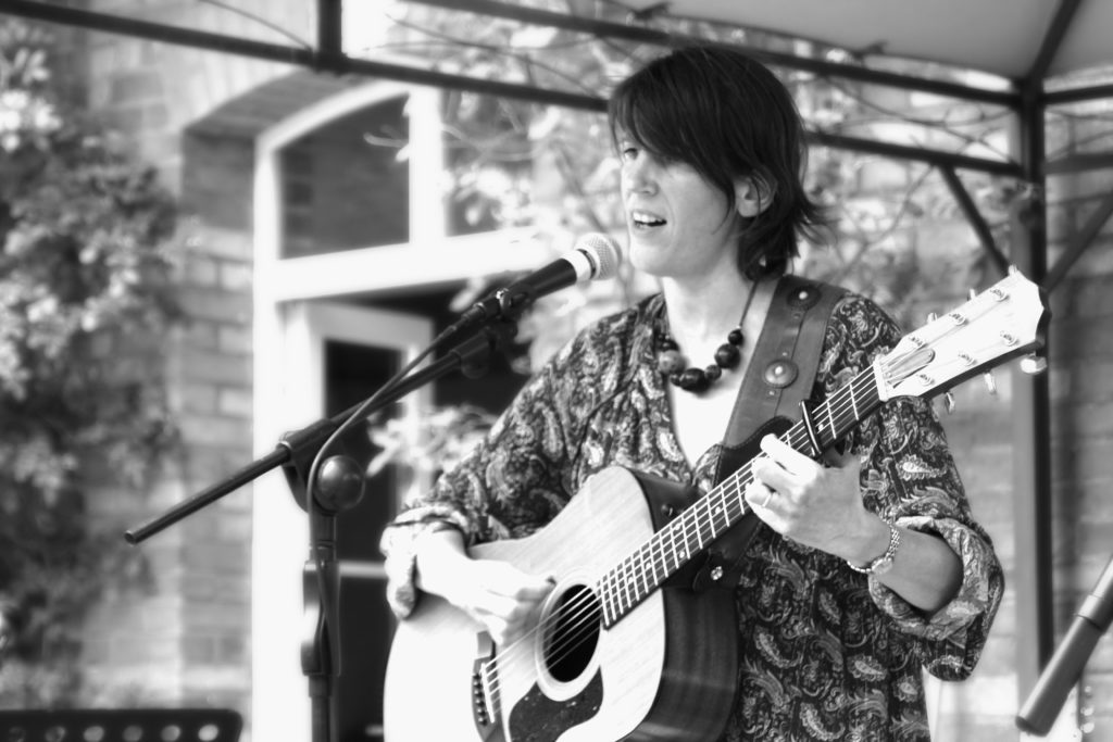 Agnès Orsingher musicienne guitariste chanteuse